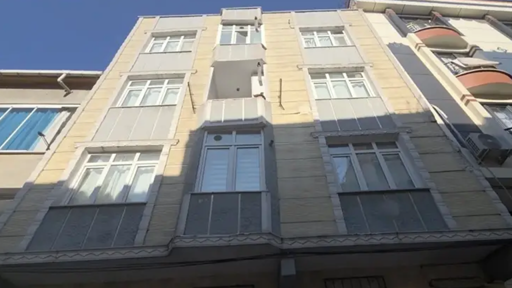 Sultangazi'de Çökme Alarmı: 3 Katlı Bina Tahliye Edildi