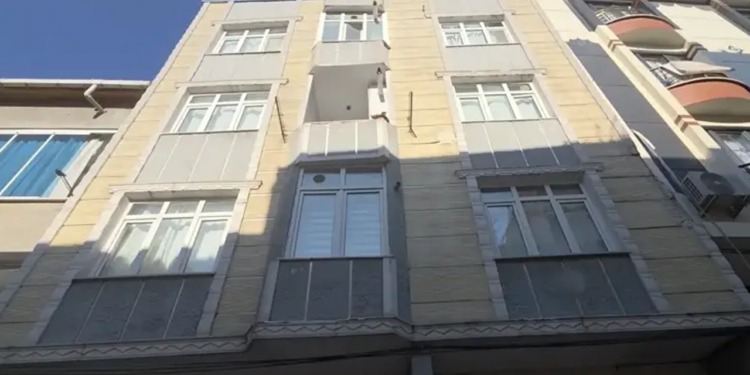 Sultangazi'de Çökme Alarmı: 3 Katlı Bina Tahliye Edildi