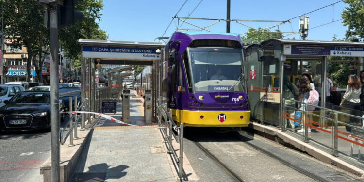 T1 Kabataş-Bağcılar Tramvay Hattı'nda Seferler Durdu, Otobüsler Devreye Girdi