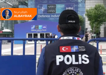 Zombilerden kaçarken özgürlüğü kaybetmek!