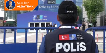 Zombilerden kaçarken özgürlüğü kaybetmek!