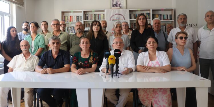 127 Kürt aydından sürece ilişkin açıklama: Onurlu bir barış için tarihi fırsat