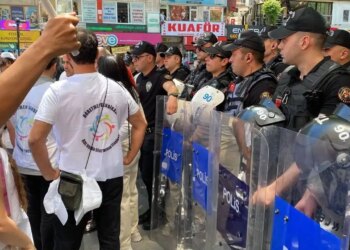 Öğretmenlerin eylemine polis saldırısı: 40 gözaltı