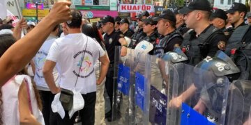 Öğretmenlerin eylemine polis saldırısı: 40 gözaltı