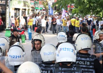 KESK nöbetine polis saldırısı: Çok sayıda kişi gözaltına alındı