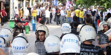 KESK nöbetine polis saldırısı: Çok sayıda kişi gözaltına alındı