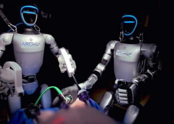 İnsansı robotlar ile canlı denekler üzerinde ameliyat yapıldı