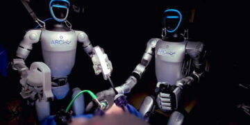 İnsansı robotlar ile canlı denekler üzerinde ameliyat yapıldı