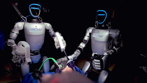 İnsansı robotlar ile canlı denekler üzerinde ameliyat yapıldı