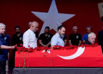 Türk tiyatrosunun çınarı Zihni Göktay son yolculuğuna uğurlandı: Sanata adanan ömür…