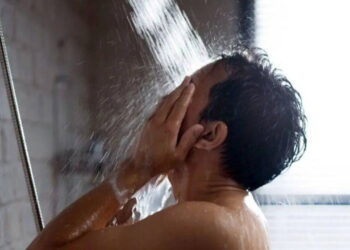 Sıcaklarda “serinletir” sanıp yapıyoruz: Yatmadan önce soğuk duşun uykuya etkileri
