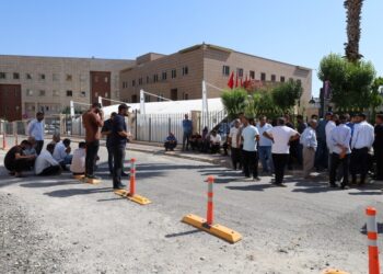 Elektrik kesintisi nedeniyle sulama yapamayan çiftçiler valiliğe yürüdü