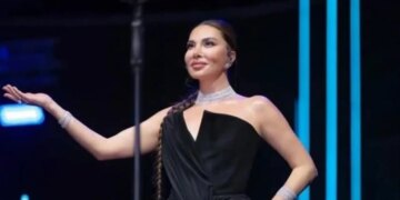 Ebru Yaşar, yaz turnesinde Ayvalık’ta sahne aldı