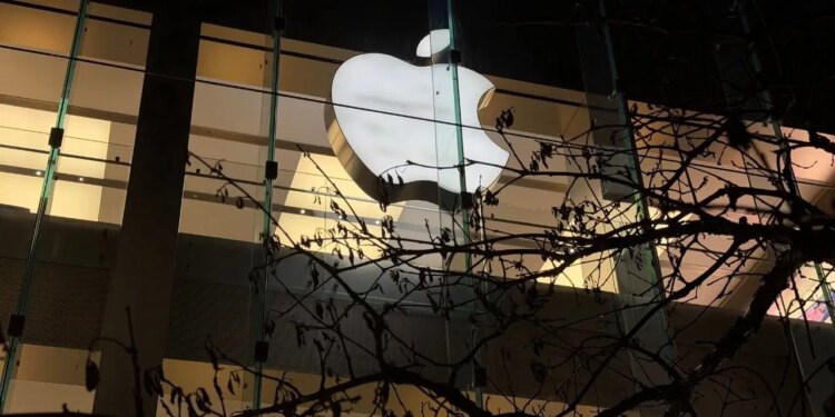 Apple “ticari sırlarını çaldığı” iddiasıyla iki eski çalışanı ve OpenAI’a dava açtı
