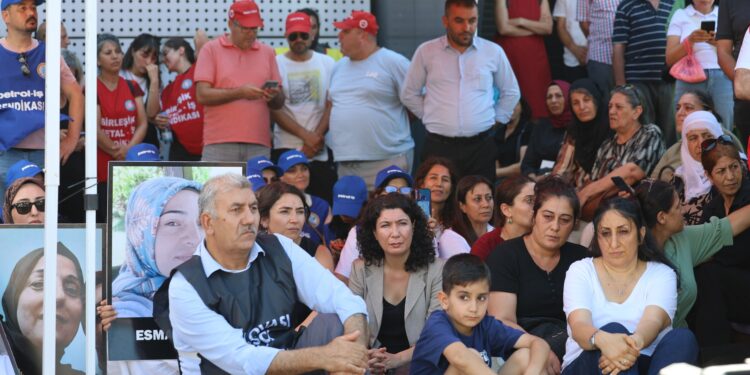 Dilovası’ndaki işçi katliamı için adalet nöbeti sürüyor: Halide Türkoğlu’ndan ziyaret