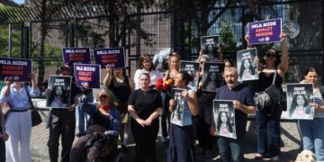 Sedef Güler’in cenazesine sarılan halının aileye gönderilmesi protesto edildi