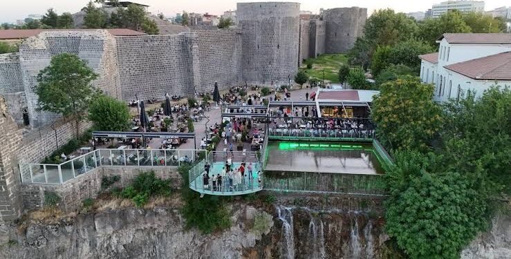 Amed Büyükşehir Belediyesi sosyal tesisine silahlı saldırı