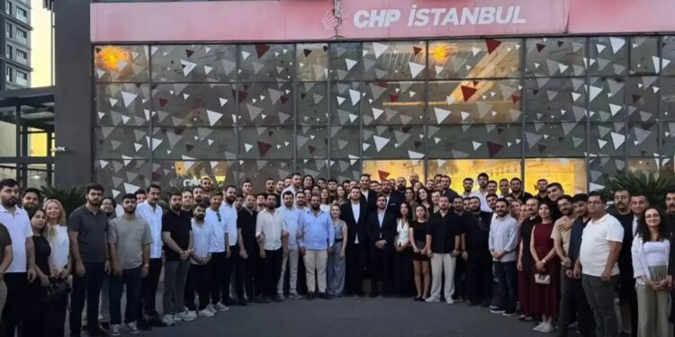 CHP istifalar sürüyor: İstanbul Gençlik Kolları yönetimi Yeni Parti’ye katılıyor