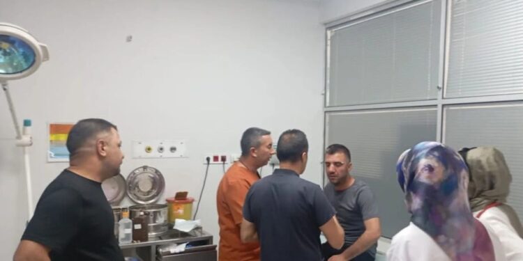 Wan’da, hasta ve yakınları sağlık çalışanına saldırdı