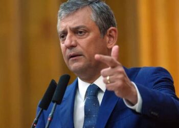 Özel’den veda konuşması: Yol ayrımındayız, doğru yolu milletle bulacağız