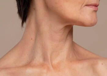 Boyun ve dekolte bölgesini gençleştirin: Sıkı ve pürüzsüz bir görünüm için 3 doğal adım…