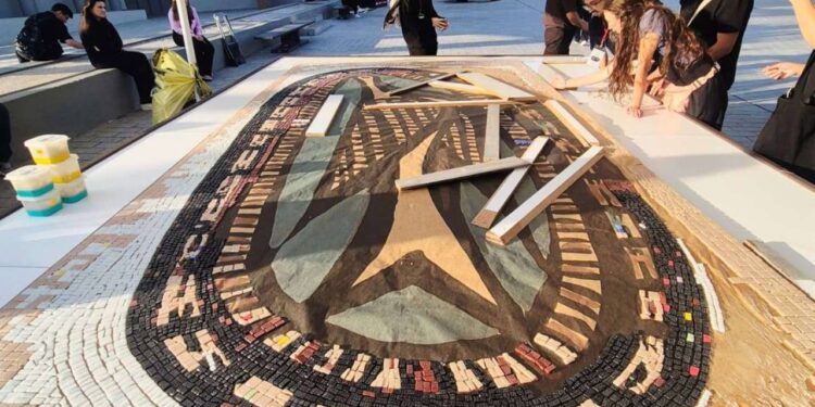 Bedri Rahmi Eyüboğlu’nun yapıtı, kolektif bir çalışma ile mozaiğe dönüşüyor: İstanbul’un ‘Nazar Kuşu’