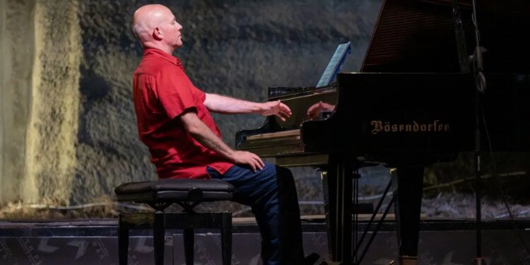23. Uluslararası Gümüşlük Müzik Festivali’nde İngiliz piyanist Charles Owen konser verdi