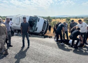 Licê’de minibüs devrildi: 5 kişi yaşamını yitirdi