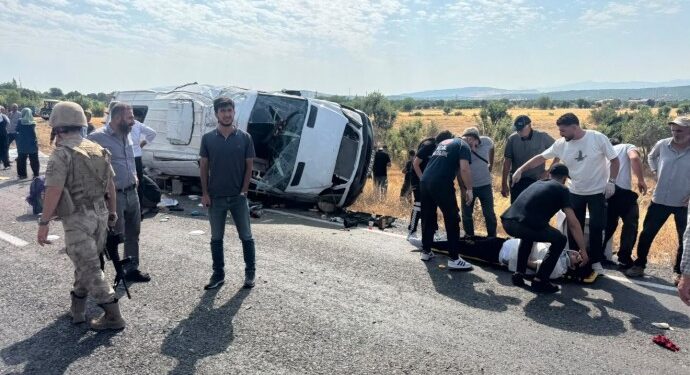 Licê’de minibüs devrildi: 5 kişi yaşamını yitirdi