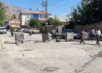 Aynı yerde 3 kaza: Yurttaşlar yolu trafiğe kapattı