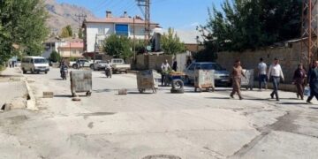 Aynı yerde 3 kaza: Yurttaşlar yolu trafiğe kapattı