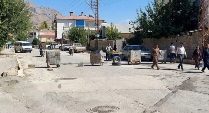 Aynı yerde 3 kaza: Yurttaşlar yolu trafiğe kapattı