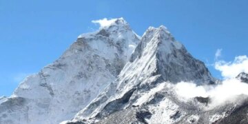 Dünyanın en yüksek noktasında kabus: Everest’in ‘ölüm bölgesi’ insan vücuduna ne yapıyor?