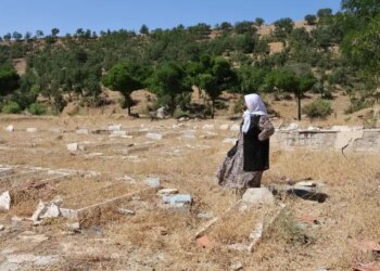 Yıkılan mezarlığı ziyaret eden anneler: Besta’daki mezar yerler yeniden inşa edilsin