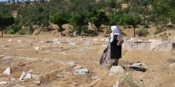 Yıkılan mezarlığı ziyaret eden anneler: Besta’daki mezar yerler yeniden inşa edilsin