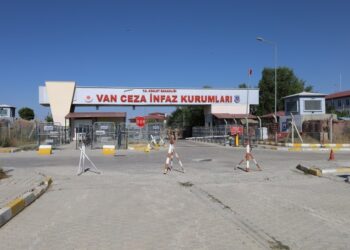 Kelepçeli muayeneyi kabul etmeyen tutsak işkenceye maruz kaldı: Suç duyurusunda bulundu