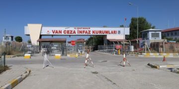 Kelepçeli muayeneyi kabul etmeyen tutsak işkenceye maruz kaldı: Suç duyurusunda bulundu