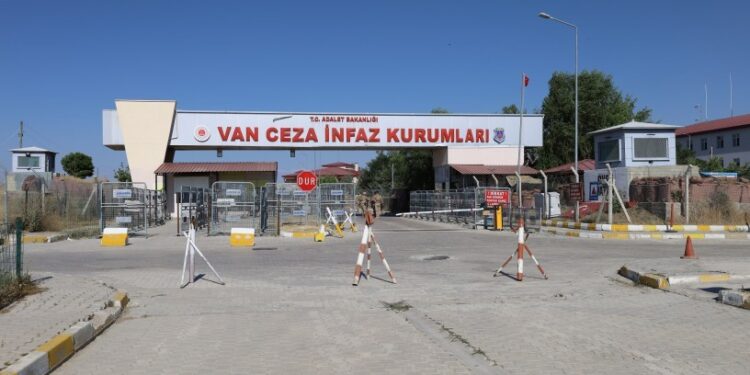 Kelepçeli muayeneyi kabul etmeyen tutsak işkenceye maruz kaldı: Suç duyurusunda bulundu