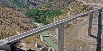 Botan Köprüsü’nde şüpheli ölüm: 12 yaşındaki çocuk yaşamını yitirdi