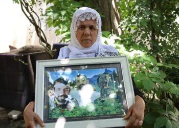 İki çocuğunu sokağa çıkma yasaklarında kaybetti: Barış istiyoruz