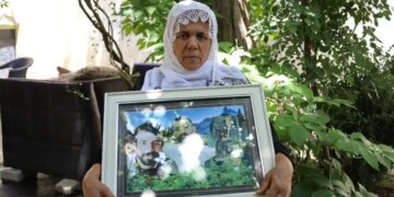 İki çocuğunu sokağa çıkma yasaklarında kaybetti: Barış istiyoruz