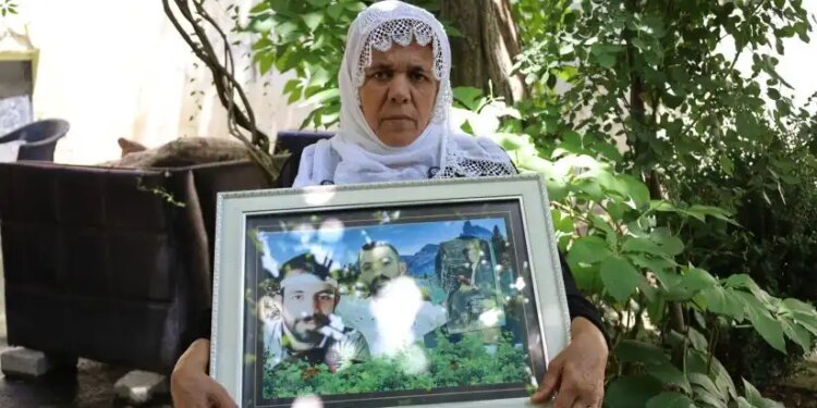 İki çocuğunu sokağa çıkma yasaklarında kaybetti: Barış istiyoruz