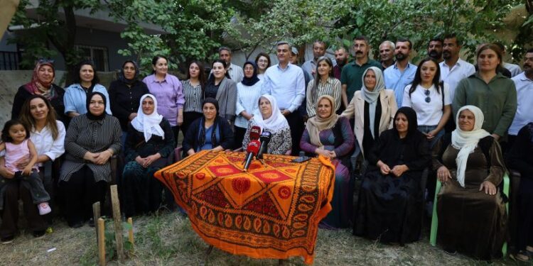 Wan’da ifadeye çağrılan annelere dayanışma ziyareti