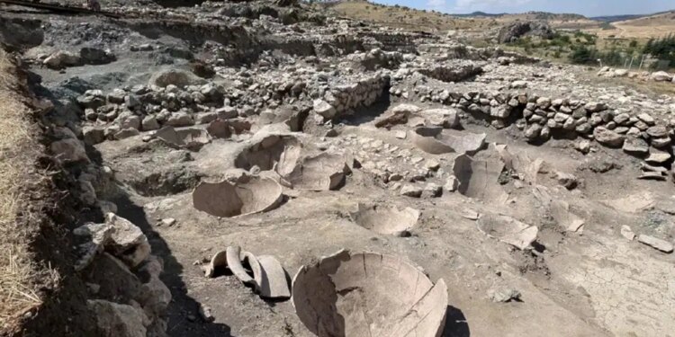 8 bin yıllık Hattuşa Antik Kenti’nde heyecanlandıran keşif: 3 bin 800 yıllık küpler gün yüzüne çıkarıldı