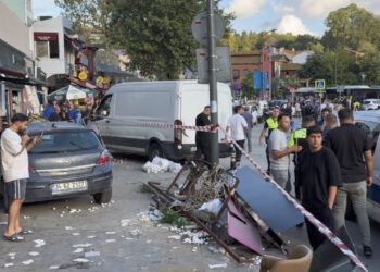 Beykoz'da Büyük Panik: Kontrolden Çıkan Otomobil Kalabalığın Arasına Daldı