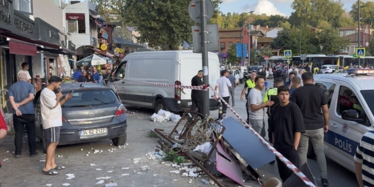 Beykoz'da Büyük Panik: Kontrolden Çıkan Otomobil Kalabalığın Arasına Daldı