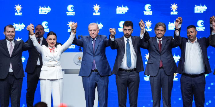 CHP'de İstanbul Depremi: Tuzla, Çekmeköy ve Şile Belediye Başkanları Resmen AK Parti'ye Geçti
