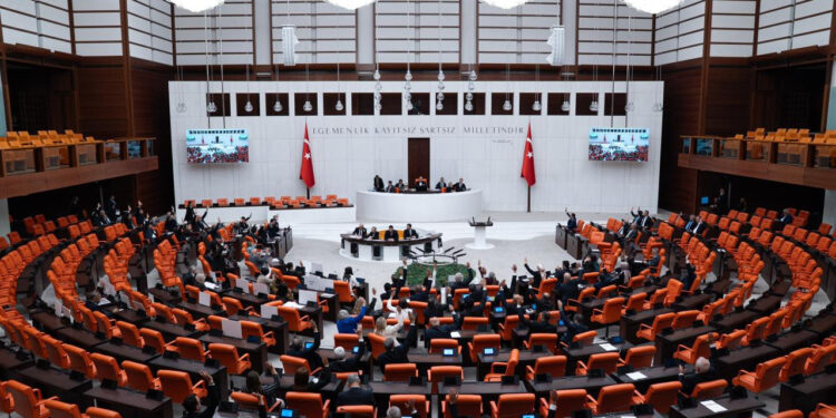 'Çerçeve Yasa' Adalet Komisyonu'nda, Toplantı Başladı