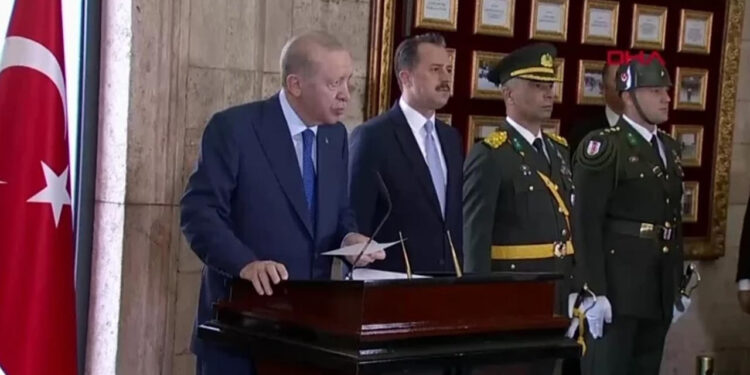 Cumhurbaşkanı Erdoğan 30 Ağustos Zafer Bayramı'nın Yıl Dönümünde Anıtkabir'de: 'Milletimizin İstikbaline Sahip Çıkıyoruz'