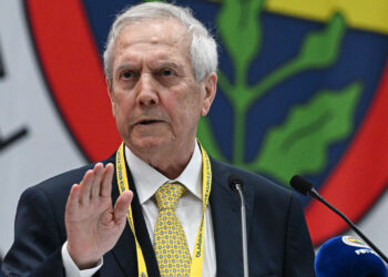 Fenerbahçe Divanı'nda Aziz Yıldırım'dan Sert Sözler: 'Devlet Bir Şey Yapmazsa, Evlerine Giderim Şerefsizim'
